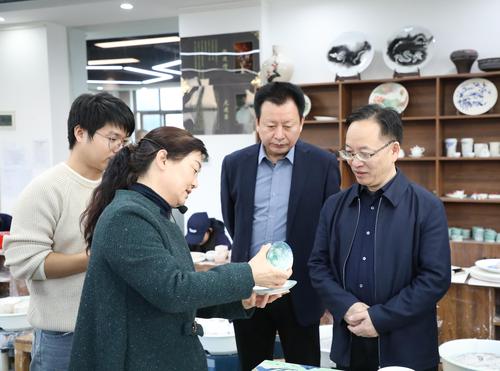 6实习实训处主任朱冬梅讲解学生陶艺作品