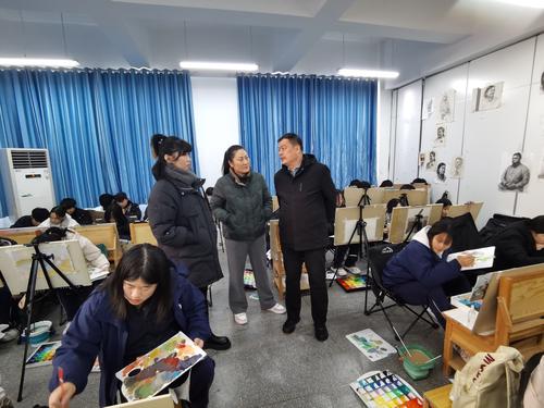 2-校党委副书记、校长马进伟巡视考场