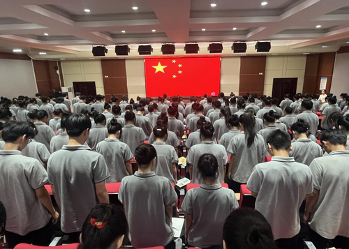 团员在国旗下集体默哀