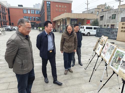 校党委书记周卫红指导美术教学工作