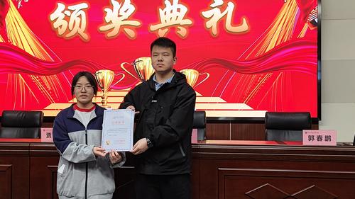 学生代表陈会涵领取结业证书