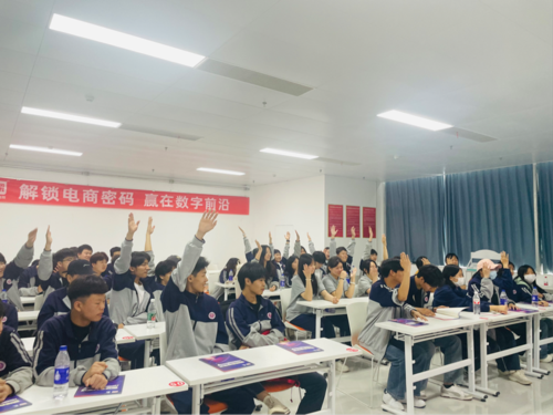 4学生积极提问互动