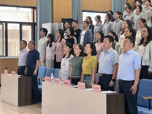 1全体人员庄严肃立奏唱国歌