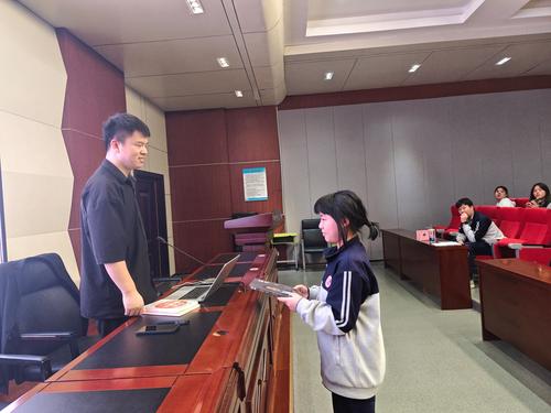 4学生上台领取互动奖励书籍 4学生上台领取互动奖励书籍