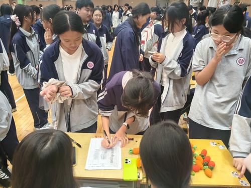 2.人头攒动,同学们踊跃报名 2.人头攒动,同学们踊跃报名