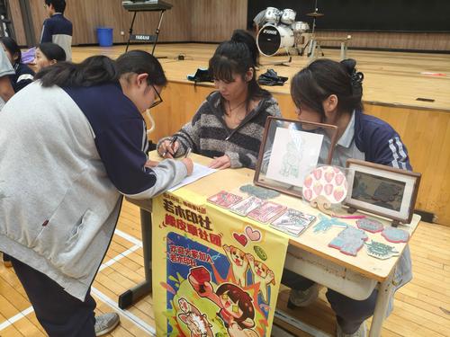 3.省级工艺美术大师贾芳亲临现场 3.省级工艺美术大师贾芳亲临现场