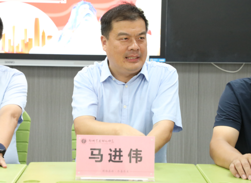 2学校党委副书记马进伟欢迎新入职教师 2学校党委副书记马进伟欢迎新入职教师