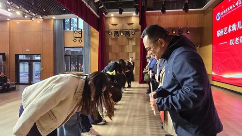 4青年教师向指导教师行拜师礼并合影留念