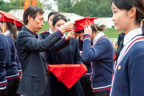 4为学生代表佩戴成人帽 4为学生代表佩戴成人帽