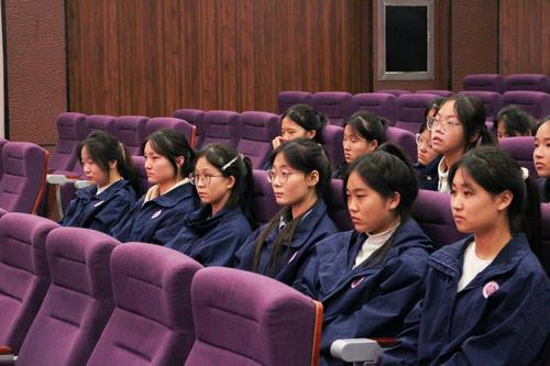 3.团员们认真聆听