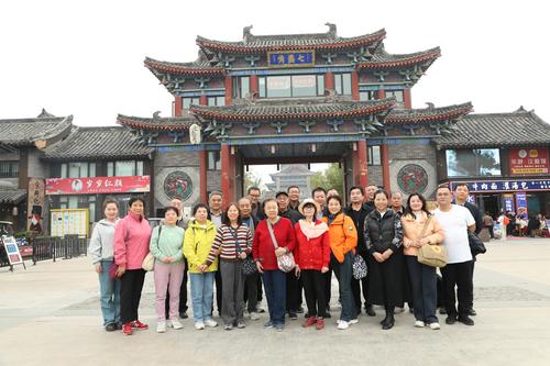 1郑州艺术幼儿师范学校离退休教师赴开封开展参观考察活动