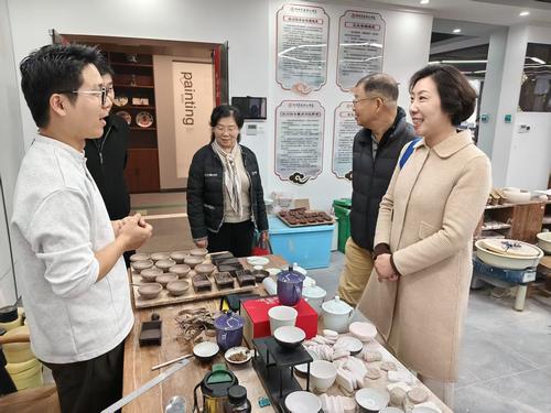 4王向群与学校教师交流