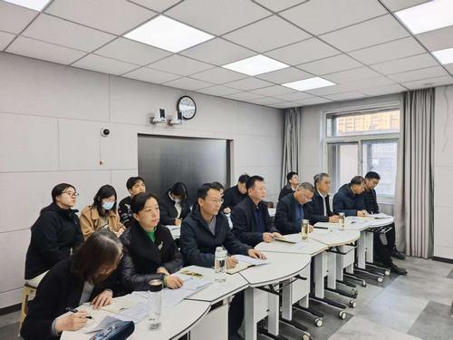 1.学校党委书记周卫红携领导班子参与汇报课听课 1.学校党委书记周卫红携领导班子参与汇报课听课
