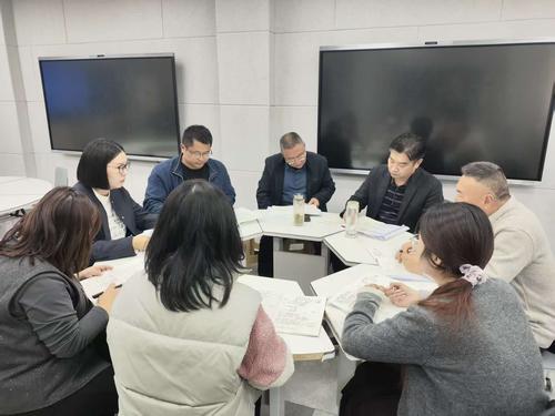 2.副校长谢涛对各学科教研组提出教学要求 2.副校长谢涛对各学科教研组提出教学要求