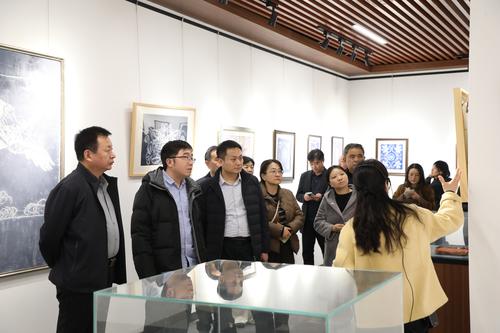 2深入该校非遗实训中心，直观感受传统非遗在校园的落地成效