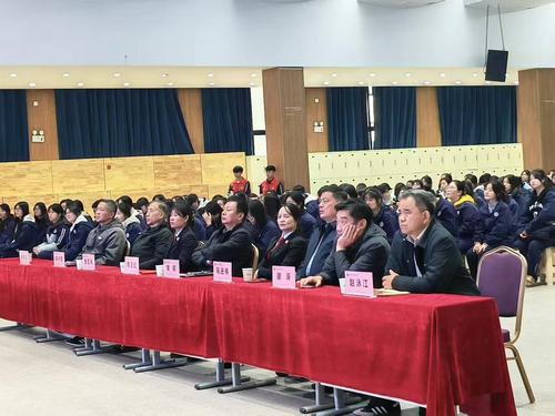 5.师生认真观看