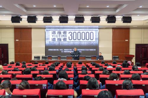 3-副校长赵泳江为同学们讲述沉痛历史