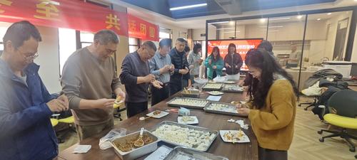 1郑州艺术幼儿师范学校“情暖冬至 共话团圆”包饺子活动暖心启幕