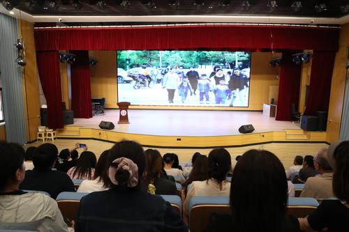 9.集中观看警示教育片《反腐 为了人民》