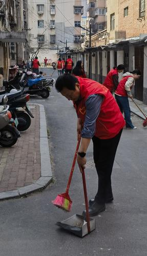 周书记带头打扫