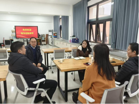 4郑州市教育科学规划与评估中心教研员李云飞亲临考核现场