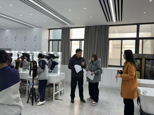 5郑州市教育科学规划与评估中心教研员于晓龙现场观摩美发与形象设计专业考核
