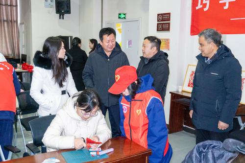 4.周卫红介绍学校普法工作与非遗项目融合创新情况 4.周卫红介绍学校普法工作与非遗项目融合创新情况