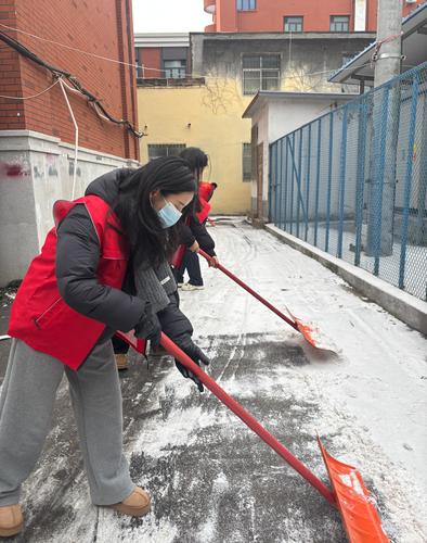 1.高中第二党支部党员同志前往花园里社区进行扫雪除雪志愿活动 1.高中第二党支部党员同志前往花园里社区进行扫雪除雪志愿活动
