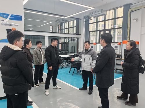 5聂进参观校内实训场地，开展实地研讨活动