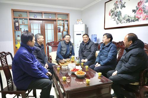 3与离退休干部宋奇亲切交谈