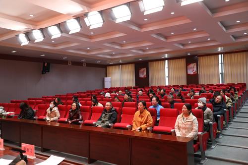 3代表认真听取报告