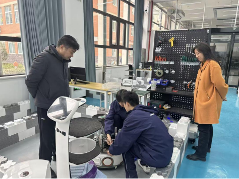 郑州艺术幼儿师范学校副校长谢涛与教师发展中心主任黄洋观摩考核现场