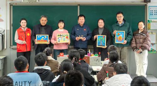 4.学校领导向东三马路小学赠送法治宣传作品 4.学校领导向东三马路小学赠送法治宣传作品