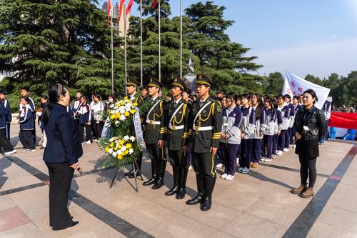 2.全体肃立，奏唱国歌