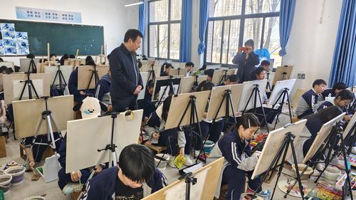 12校领导巡视色彩静物赛场