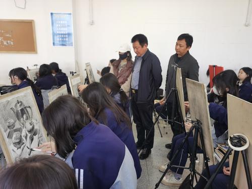 13校领导巡视素描静物赛场