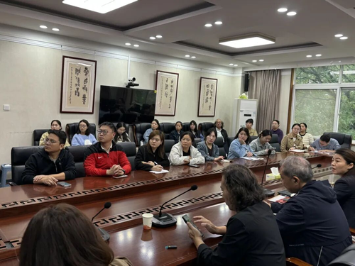 参会老师认真聆听会议内容 参会老师认真聆听会议内容
