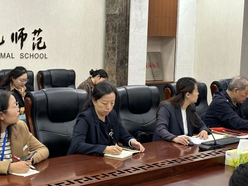 参会教师共同学习《教育部等九部门关于加快推进教育数字化的意见》 参会教师共同学习《教育部等九部门关于加快推进教育数字化的意见》