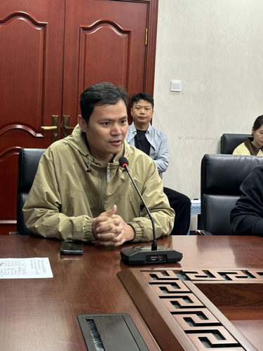 教师代表发言进行经验分享 教师代表发言进行经验分享