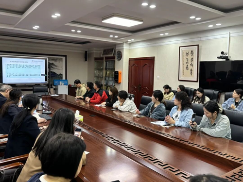 参会教师全神贯注聆听经验分享 参会教师全神贯注聆听经验分享