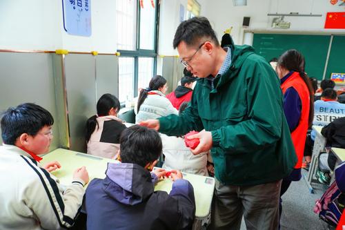 2.河南省省级非物质文化遗产代表性传承人崔勇锐为孩子们教授面塑“玫瑰花”