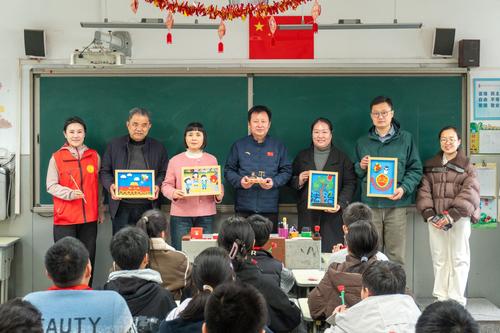 4.学校领导向东三马路小学赠送法治宣传作品