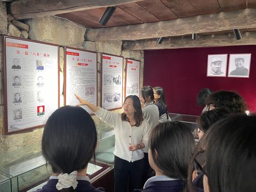 5.讲解员张芳为学生讲解“太行八英”的故事 5.讲解员张芳为学生讲解“太行八英”的故事