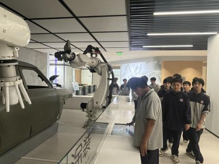 2参观汽车制造机器臂 2参观汽车制造机器臂