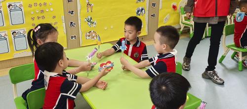 3孩子们相互展示收到的礼物