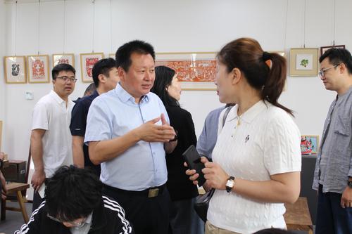 1.郑州艺术幼儿师范学校党委书记周卫红介绍面塑作品