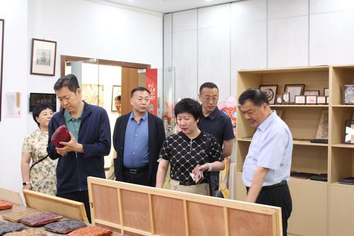 2.郑州艺术幼儿师范学校党委副书记、校长马进伟介绍木版年画作品