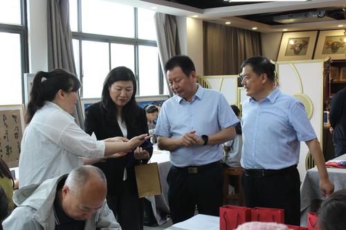 3.郑州艺术幼儿师范学校教师王艳芬介绍刺绣作品