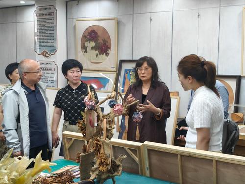 4.郑州艺术幼儿师范学校教师、市级皮雕非遗传承人孙坤琚讲解皮雕技艺
