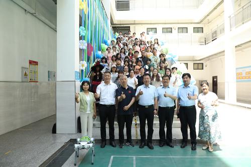 5学校领导和参展教师、学生合影